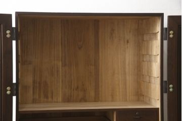 桐箪笥の衣装盆を外して使いやすくリメイク!上段の衣装盆4杯を取り外し。チェストナット系で着色仕上げ。