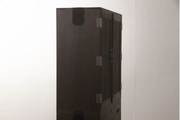 桐箪笥の衣装盆を外して使いやすくリメイク!上段の衣装盆4杯を取り外し。チェストナット系で着色仕上げ。