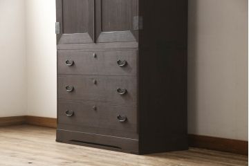 桐箪笥の衣装盆を外して使いやすくリメイク!上段の衣装盆4杯を取り外し。チェストナット系で着色仕上げ。