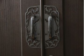 桐箪笥の衣装盆を外して使いやすくリメイク!上段の衣装盆4杯を取り外し。チェストナット系で着色仕上げ。