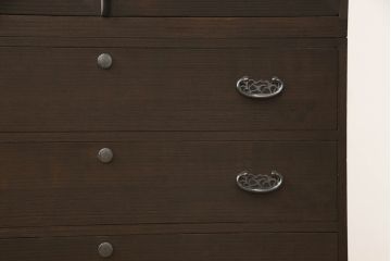 桐箪笥の衣装盆を外して使いやすくリメイク!上段の衣装盆4杯を取り外し。チェストナット系で着色仕上げ。