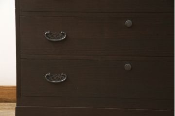 桐箪笥の衣装盆を外して使いやすくリメイク!上段の衣装盆4杯を取り外し。チェストナット系で着色仕上げ。