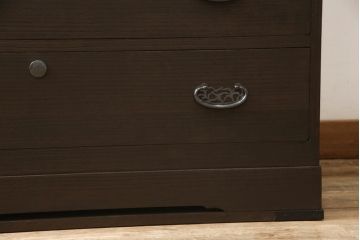桐箪笥の衣装盆を外して使いやすくリメイク!上段の衣装盆4杯を取り外し。チェストナット系で着色仕上げ。