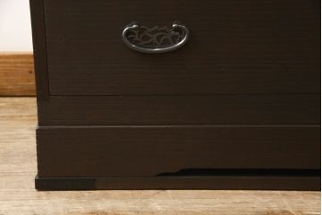 桐箪笥の衣装盆を外して使いやすくリメイク!上段の衣装盆4杯を取り外し。チェストナット系で着色仕上げ。