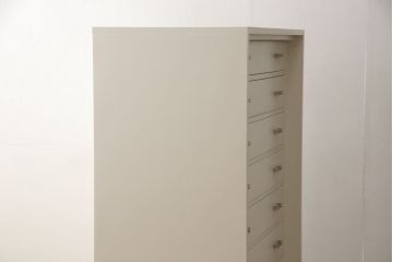 桐箪笥をチェストにリメイク!扉を取り外して下段のみを使用。サイズを小さく調整し、ヒノキ材の天板を取り付け。アンティークホワイトでペイント仕上げ。