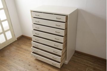 桐箪笥をチェストにリメイク!扉を取り外して下段のみを使用。サイズを小さく調整し、ヒノキ材の天板を取り付け。アンティークホワイトでペイント仕上げ。