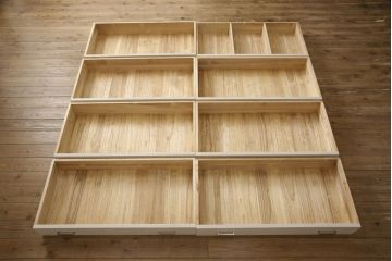桐箪笥をチェストにリメイク!扉を取り外して下段のみを使用。サイズを小さく調整し、ヒノキ材の天板を取り付け。アンティークホワイトでペイント仕上げ。