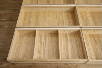 桐箪笥をチェストにリメイク!扉を取り外して下段のみを使用。サイズを小さく調整し、ヒノキ材の天板を取り付け。アンティークホワイトでペイント仕上げ。