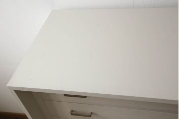 桐箪笥をチェストにリメイク!扉を取り外して下段のみを使用。サイズを小さく調整し、ヒノキ材の天板を取り付け。アンティークホワイトでペイント仕上げ。