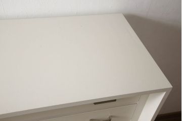 桐箪笥をチェストにリメイク!扉を取り外して下段のみを使用。サイズを小さく調整し、ヒノキ材の天板を取り付け。アンティークホワイトでペイント仕上げ。