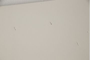 桐箪笥をチェストにリメイク!扉を取り外して下段のみを使用。サイズを小さく調整し、ヒノキ材の天板を取り付け。アンティークホワイトでペイント仕上げ。