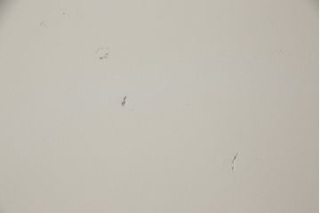 桐箪笥をチェストにリメイク!扉を取り外して下段のみを使用。サイズを小さく調整し、ヒノキ材の天板を取り付け。アンティークホワイトでペイント仕上げ。