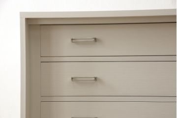 桐箪笥をチェストにリメイク!扉を取り外して下段のみを使用。サイズを小さく調整し、ヒノキ材の天板を取り付け。アンティークホワイトでペイント仕上げ。
