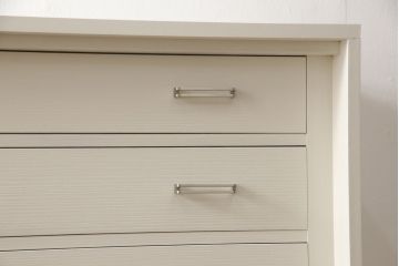 桐箪笥をチェストにリメイク!扉を取り外して下段のみを使用。サイズを小さく調整し、ヒノキ材の天板を取り付け。アンティークホワイトでペイント仕上げ。