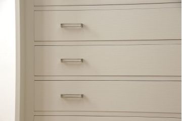 桐箪笥をチェストにリメイク!扉を取り外して下段のみを使用。サイズを小さく調整し、ヒノキ材の天板を取り付け。アンティークホワイトでペイント仕上げ。