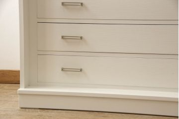 桐箪笥をチェストにリメイク!扉を取り外して下段のみを使用。サイズを小さく調整し、ヒノキ材の天板を取り付け。アンティークホワイトでペイント仕上げ。