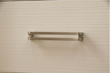 桐箪笥をチェストにリメイク!扉を取り外して下段のみを使用。サイズを小さく調整し、ヒノキ材の天板を取り付け。アンティークホワイトでペイント仕上げ。