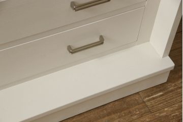 桐箪笥をチェストにリメイク!扉を取り外して下段のみを使用。サイズを小さく調整し、ヒノキ材の天板を取り付け。アンティークホワイトでペイント仕上げ。
