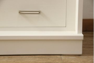 桐箪笥をチェストにリメイク!扉を取り外して下段のみを使用。サイズを小さく調整し、ヒノキ材の天板を取り付け。アンティークホワイトでペイント仕上げ。