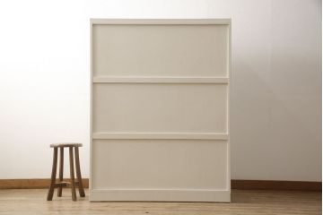 桐箪笥をチェストにリメイク!扉を取り外して下段のみを使用。サイズを小さく調整し、ヒノキ材の天板を取り付け。アンティークホワイトでペイント仕上げ。