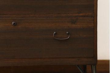 3段重ね桐箪笥をサイドチェストにリメイク!天板と鉄脚取り付け。ワントーン落ち着いたオーク系の着色仕上げ。