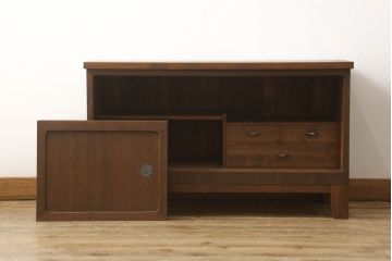 3段重ね桐箪笥をローボードにリメイク!ヒノキ無垢材の天板と木製の脚を取り付け。オーク系にステイン塗装仕上げ。
