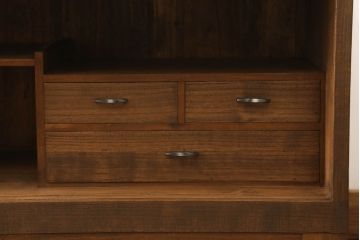 3段重ね桐箪笥をローボードにリメイク!ヒノキ無垢材の天板と木製の脚を取り付け。オーク系にステイン塗装仕上げ。