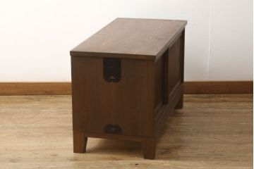 3段重ね桐箪笥をローボードにリメイク!ヒノキ無垢材の天板と木製の脚を取り付け。オーク系にステイン塗装仕上げ。