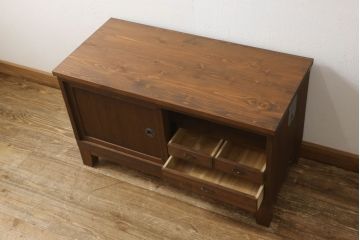 3段重ね桐箪笥をローボードにリメイク!ヒノキ無垢材の天板と木製の脚を取り付け。オーク系にステイン塗装仕上げ。