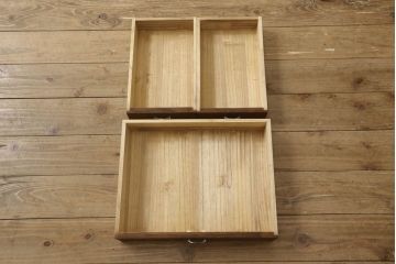 3段重ね桐箪笥をローボードにリメイク!ヒノキ無垢材の天板と木製の脚を取り付け。オーク系にステイン塗装仕上げ。
