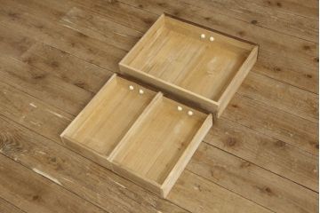 3段重ね桐箪笥をローボードにリメイク!ヒノキ無垢材の天板と木製の脚を取り付け。オーク系にステイン塗装仕上げ。