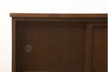 3段重ね桐箪笥をローボードにリメイク!ヒノキ無垢材の天板と木製の脚を取り付け。オーク系にステイン塗装仕上げ。