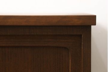 3段重ね桐箪笥をローボードにリメイク!ヒノキ無垢材の天板と木製の脚を取り付け。オーク系にステイン塗装仕上げ。