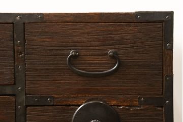 桐箪笥を綺麗に再生!現状をベースにワントーン落ち着いた色味に仕上げ。