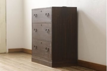 桐箪笥を綺麗に再生!現状をベースにワントーン落ち着いた色味に仕上げ。