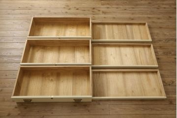 3段重ね桐箪笥をチェストにリメイク!蝶番、取っ手、鍵穴カバーを取り替えて、台輪は取り外し。天板と脚を取り付け。モカベージュとシナモンブラウンのツートーンカラーで明るい雰囲気に。