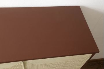 3段重ね桐箪笥をチェストにリメイク!蝶番、取っ手、鍵穴カバーを取り替えて、台輪は取り外し。天板と脚を取り付け。モカベージュとシナモンブラウンのツートーンカラーで明るい雰囲気に。