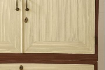 3段重ね桐箪笥をチェストにリメイク!蝶番、取っ手、鍵穴カバーを取り替えて、台輪は取り外し。天板と脚を取り付け。モカベージュとシナモンブラウンのツートーンカラーで明るい雰囲気に。