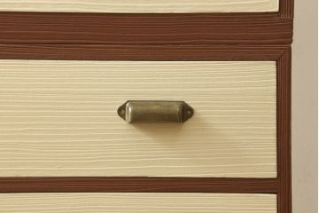3段重ね桐箪笥をチェストにリメイク!蝶番、取っ手、鍵穴カバーを取り替えて、台輪は取り外し。天板と脚を取り付け。モカベージュとシナモンブラウンのツートーンカラーで明るい雰囲気に。
