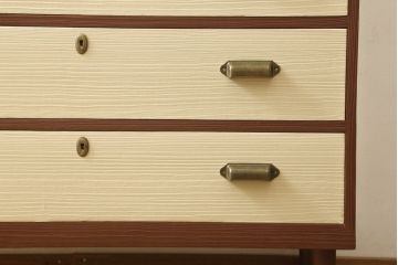 3段重ね桐箪笥をチェストにリメイク!蝶番、取っ手、鍵穴カバーを取り替えて、台輪は取り外し。天板と脚を取り付け。モカベージュとシナモンブラウンのツートーンカラーで明るい雰囲気に。