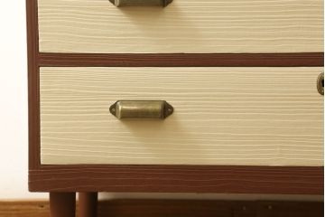 3段重ね桐箪笥をチェストにリメイク!蝶番、取っ手、鍵穴カバーを取り替えて、台輪は取り外し。天板と脚を取り付け。モカベージュとシナモンブラウンのツートーンカラーで明るい雰囲気に。