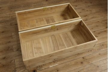 桐箪笥をローチェストにリメイク!天板と脚を取り付け、取っ手を交換。鍵穴カバーも取り替え。モカベージュとシナモンブラウンのツートーンカラーで明るい雰囲気に。