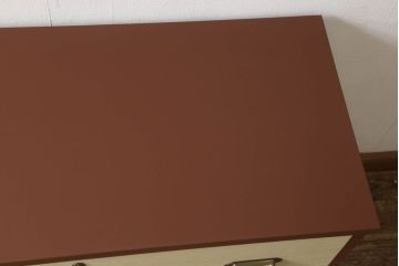 桐箪笥をローチェストにリメイク!天板と脚を取り付け、取っ手を交換。鍵穴カバーも取り替え。モカベージュとシナモンブラウンのツートーンカラーで明るい雰囲気に。
