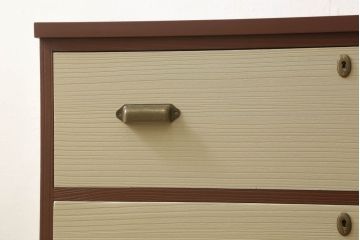 桐箪笥をローチェストにリメイク!天板と脚を取り付け、取っ手を交換。鍵穴カバーも取り替え。モカベージュとシナモンブラウンのツートーンカラーで明るい雰囲気に。