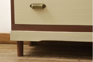桐箪笥をローチェストにリメイク!天板と脚を取り付け、取っ手を交換。鍵穴カバーも取り替え。モカベージュとシナモンブラウンのツートーンカラーで明るい雰囲気に。