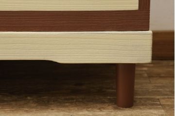 桐箪笥をローチェストにリメイク!天板と脚を取り付け、取っ手を交換。鍵穴カバーも取り替え。モカベージュとシナモンブラウンのツートーンカラーで明るい雰囲気に。