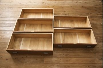 2段重ね桐箪笥を綺麗に再生!取っ手を交換し、ヒノキ無垢材で天板を取り付け。オーク系の着色と蜜蝋ワックス仕上げ。