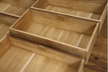 2段重ね桐箪笥を綺麗に再生!取っ手を交換し、ヒノキ無垢材で天板を取り付け。オーク系の着色と蜜蝋ワックス仕上げ。