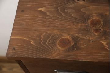 2段重ね桐箪笥を綺麗に再生!取っ手を交換し、ヒノキ無垢材で天板を取り付け。オーク系の着色と蜜蝋ワックス仕上げ。