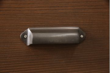 2段重ね桐箪笥を綺麗に再生!取っ手を交換し、ヒノキ無垢材で天板を取り付け。オーク系の着色と蜜蝋ワックス仕上げ。
